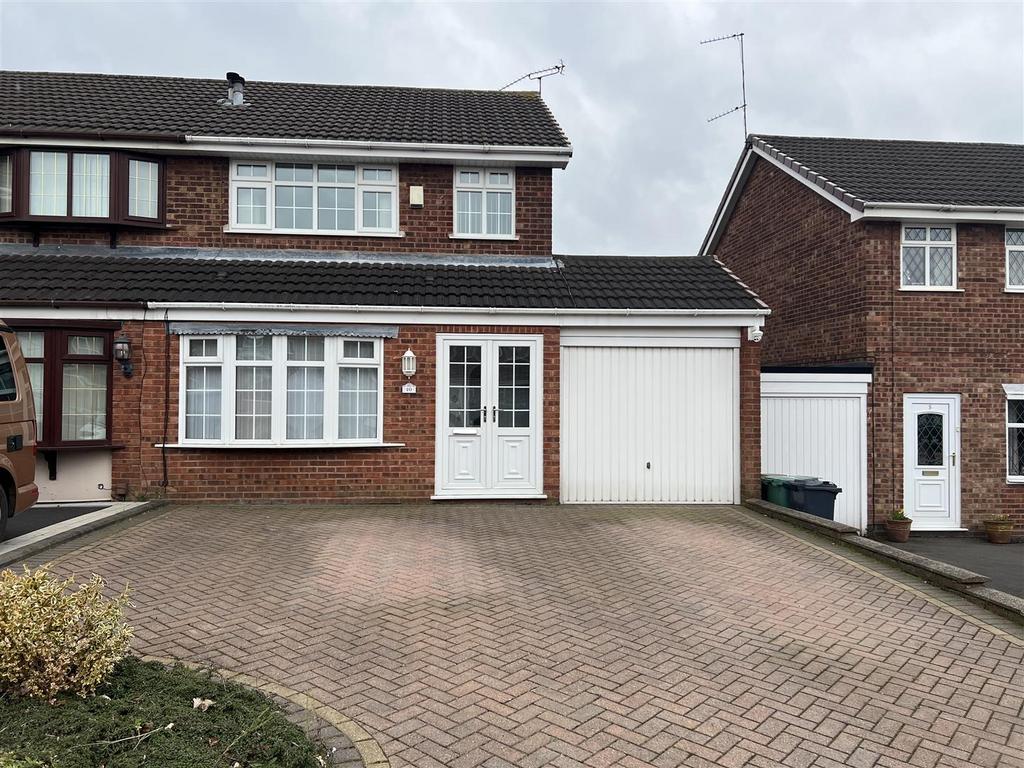 Dursley Close, Willenhall 3 bed house £1,150 pcm (£265 pw)