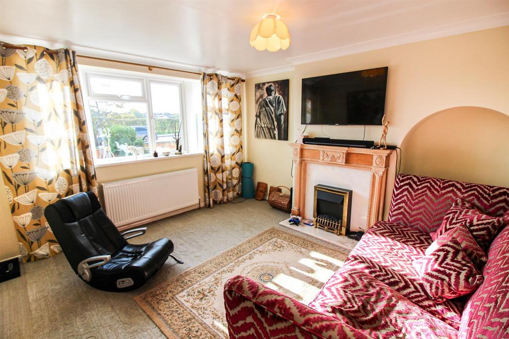 Wendover Way, Aylesbury 3 bed house £1,500 pcm (£346 pw)