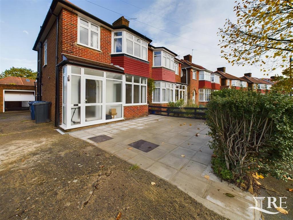 Oakwood Crescent, Greenford UB6 3 bed semidetached house £2,100 pcm