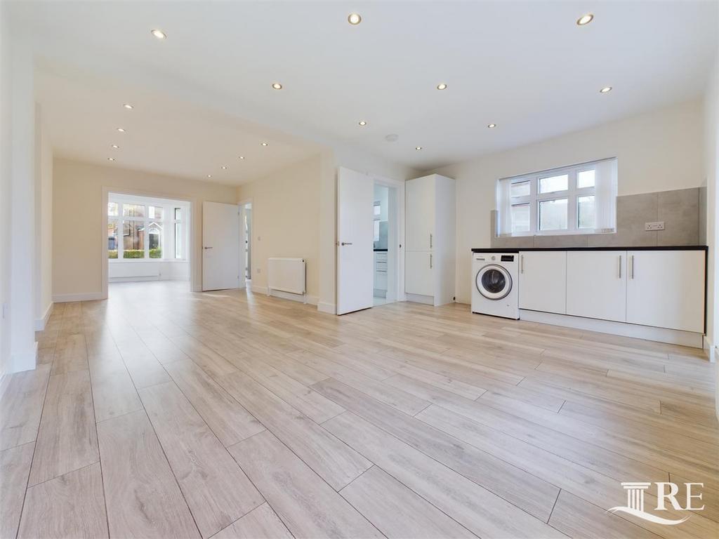 Oakwood Crescent, Greenford UB6 3 bed semidetached house £2,100 pcm