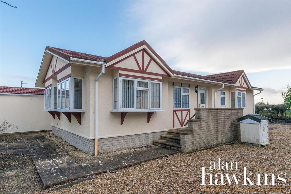 Lillybrook Estate, Lyneham SN15 4 2 bed park home for sale £160,000