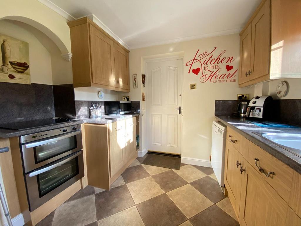 Baker Avenue, StratforduponAvon 3 bed semidetached house for sale £315,000