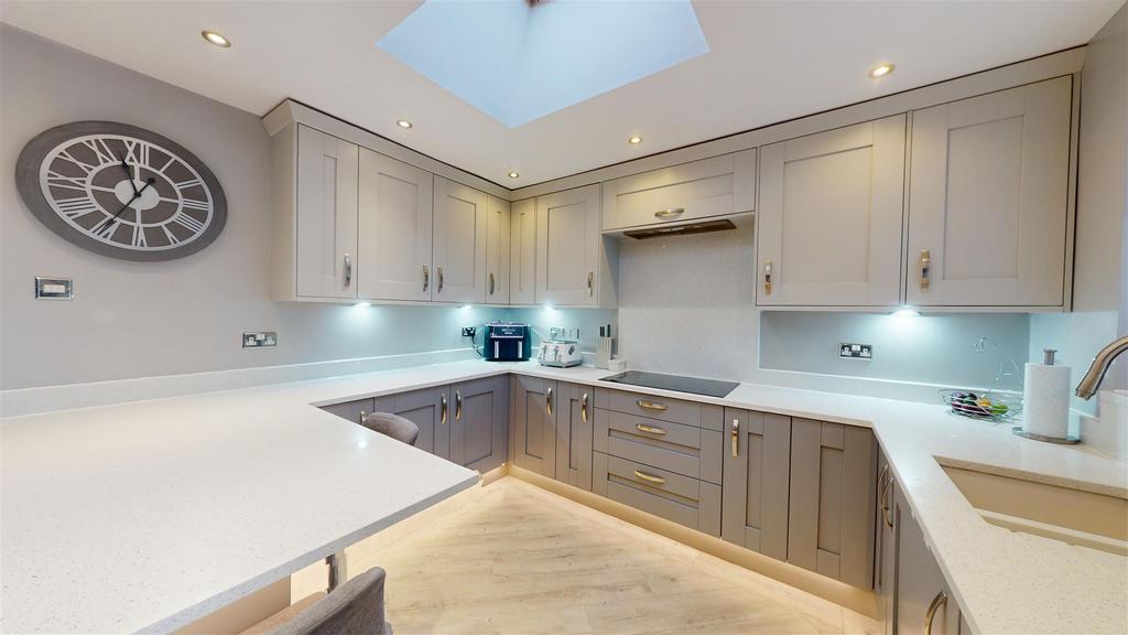 Harbour Road, Wibsey, Bradford 5 bed semidetached house for sale £