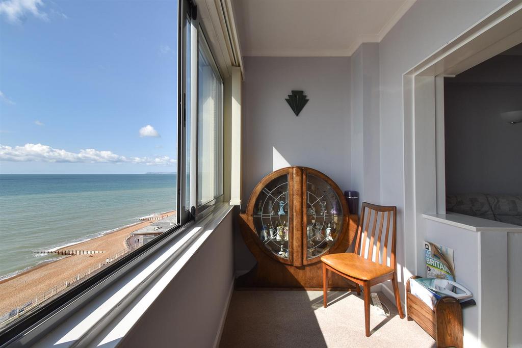 Marine Court, St. LeonardsOnSea TN38 3 bed flat for sale £300,000