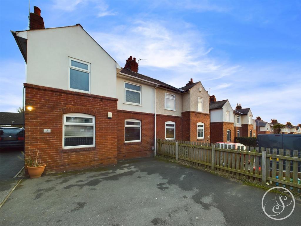 North Lane, Oulton, Leeds 3 bed semidetached house to rent £1,250
