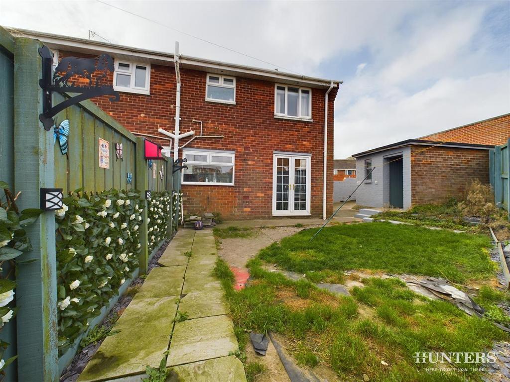 Medway Gardens, Stanley 2 bed semidetached house £85,000