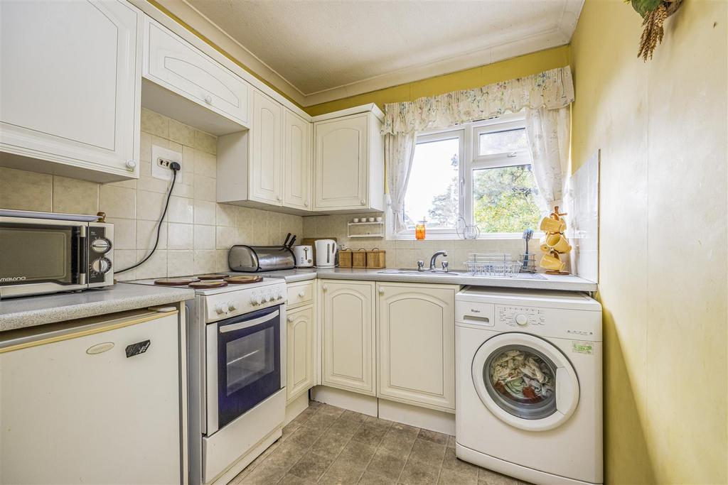 Redhill Drive, Bournemouth 2 bed flat for sale £200,000