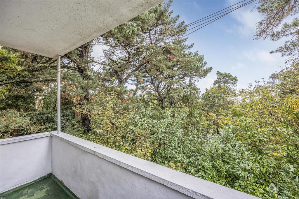 Redhill Drive, Bournemouth 2 bed flat for sale £200,000