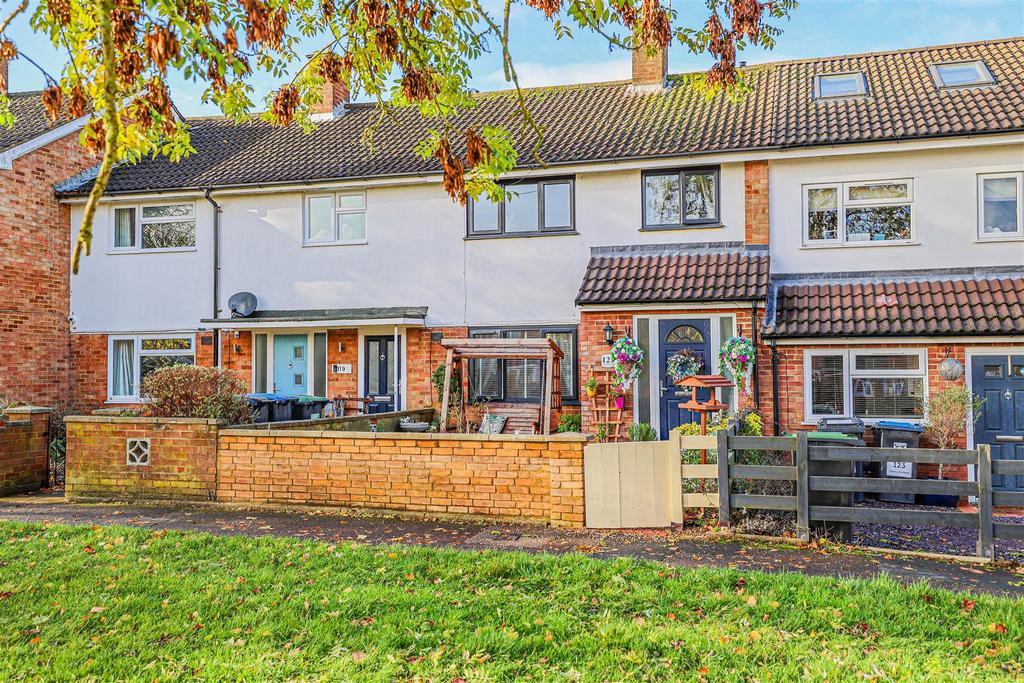 Cherry Orchard, Hemel Hempstead 3 bed terraced house for sale £400,000