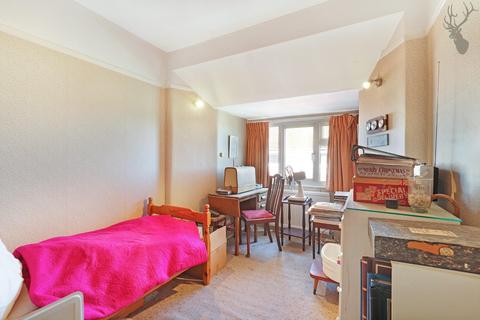 7 Heath Drive, Theydon Bois, Epping, CM16 7HL