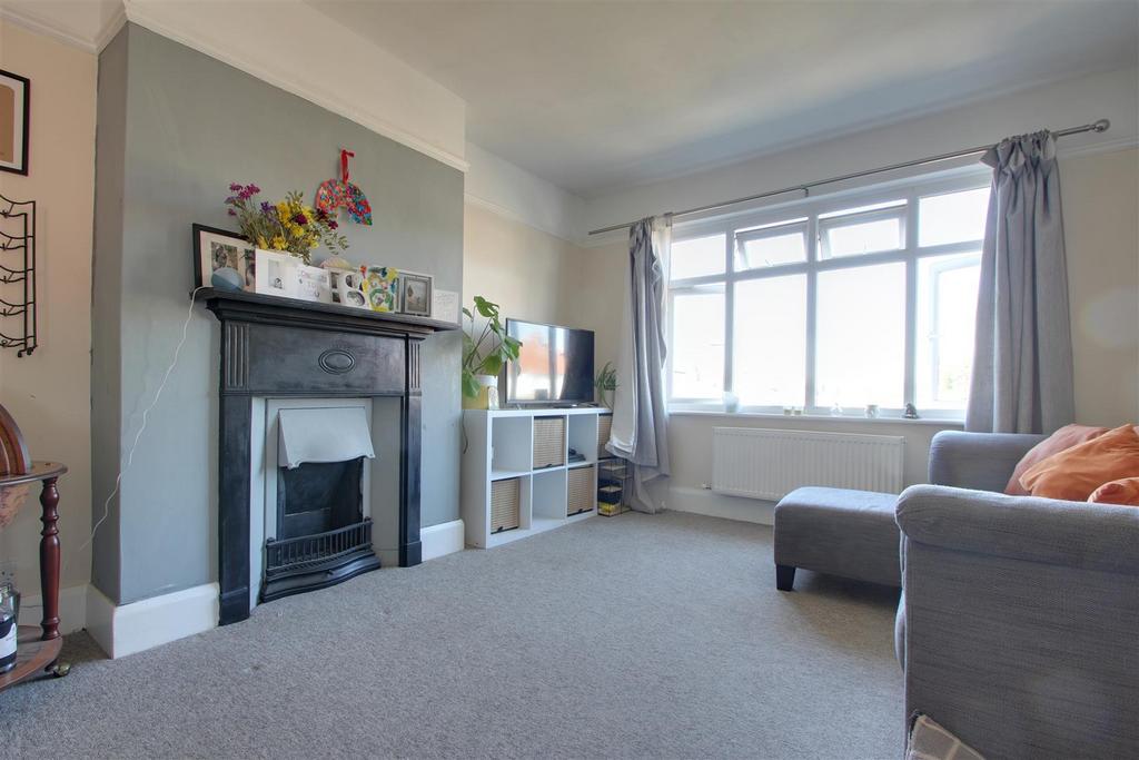 Loxwood Avenue, Worthing 2 bed flat £1,050 pcm (£242 pw)