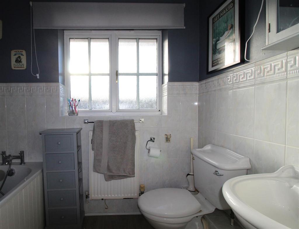 7 court bathroom .JPG