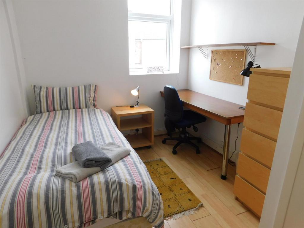 Bed2.jpg