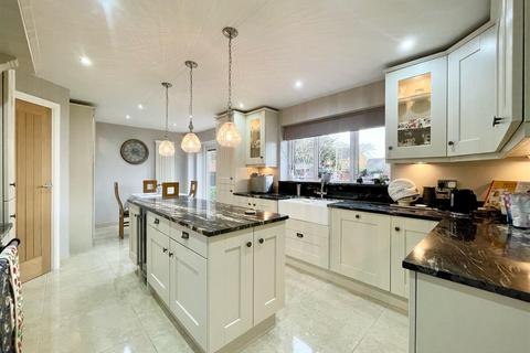 4 bedroom detached house for sale, Beauchamps, Burnham-On-Crouch