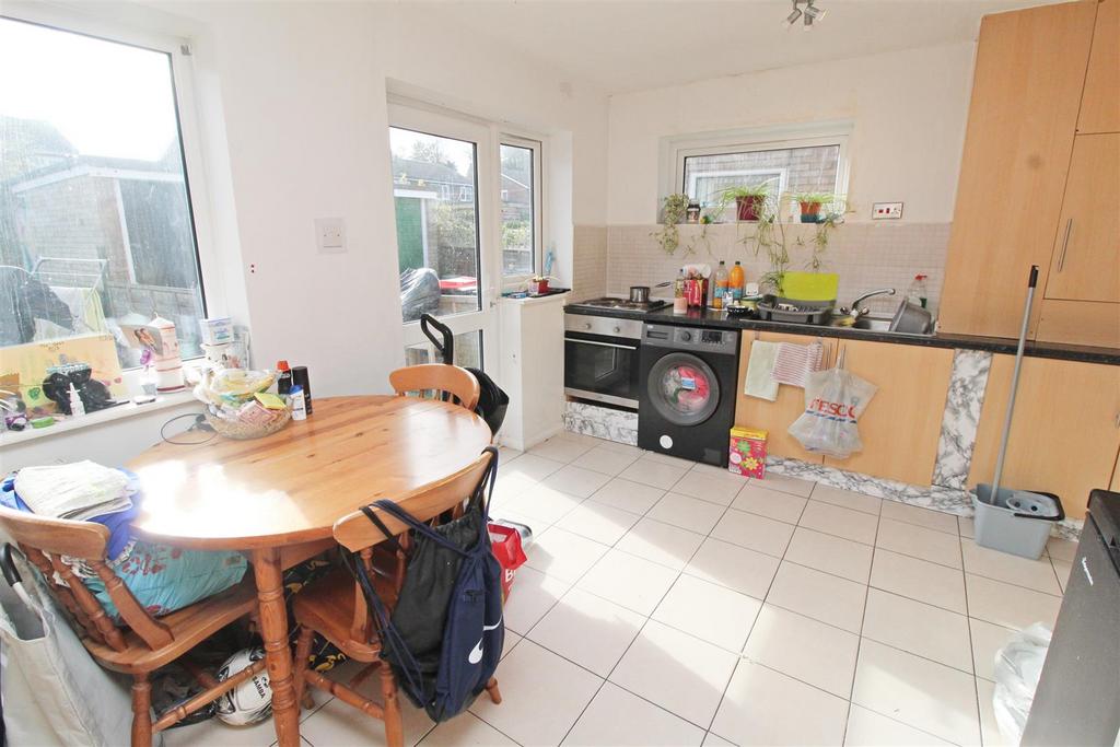 Bettina Grove, Bletchley, Milton Keynes 3 bed semidetached house for