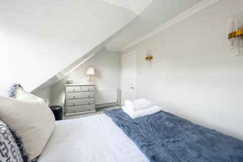 3 bedroom serviced apartment to rent, Hanover Street, Edinburgh EH2