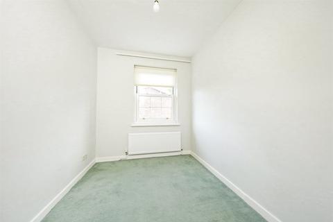17 Spinney Close, New Malden, KT3 5BQ