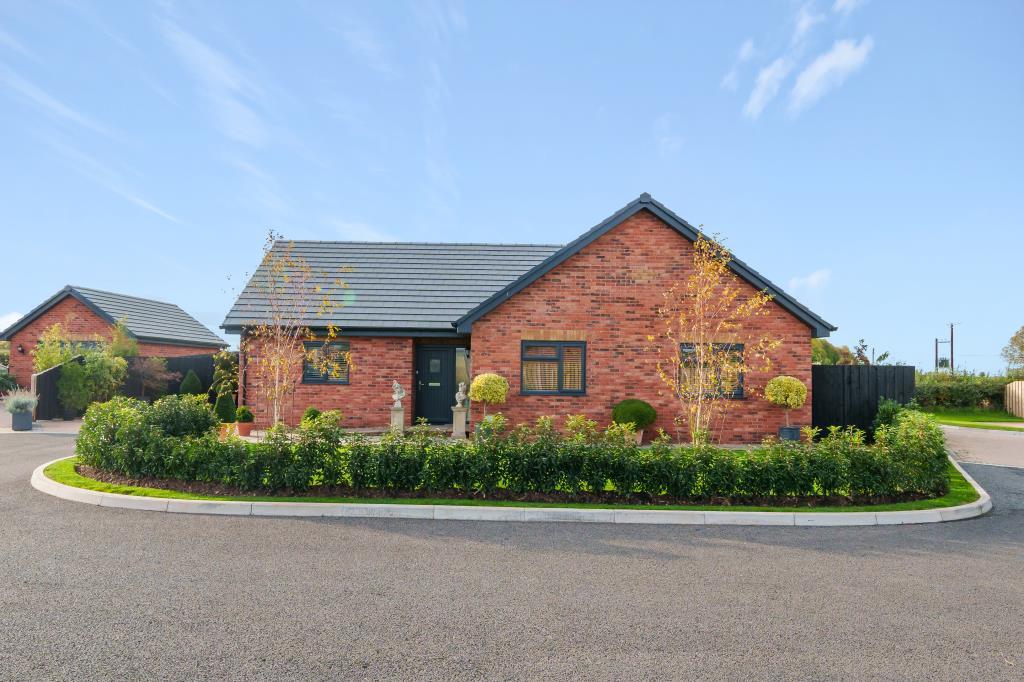 Much Dewchurch, Hereford, HR2 2 bed detached bungalow for sale £450,000