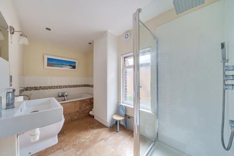 46 Queens Road, Thames Ditton, KT7 0QX