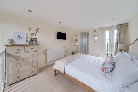46 Queens Road, Thames Ditton, KT7 0QX