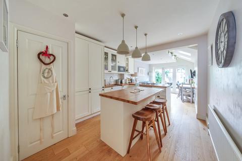 46 Queens Road, Thames Ditton, KT7 0QX
