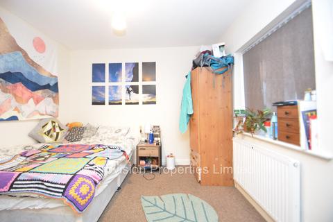 6 bedroom end of terrace house to rent, Langdale Avenue, Headingley LS6