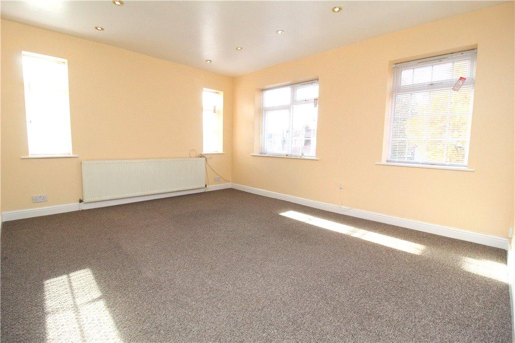 Eastmead Avenue, Greenford, UB6 2 bed apartment £1,750 pcm (£404 pw)