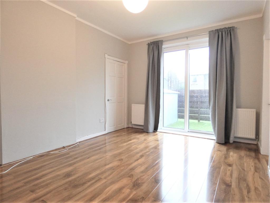 Colinton Mains Crescent, Colinton... 3 bed flat £1,250 pcm (£288 pw)