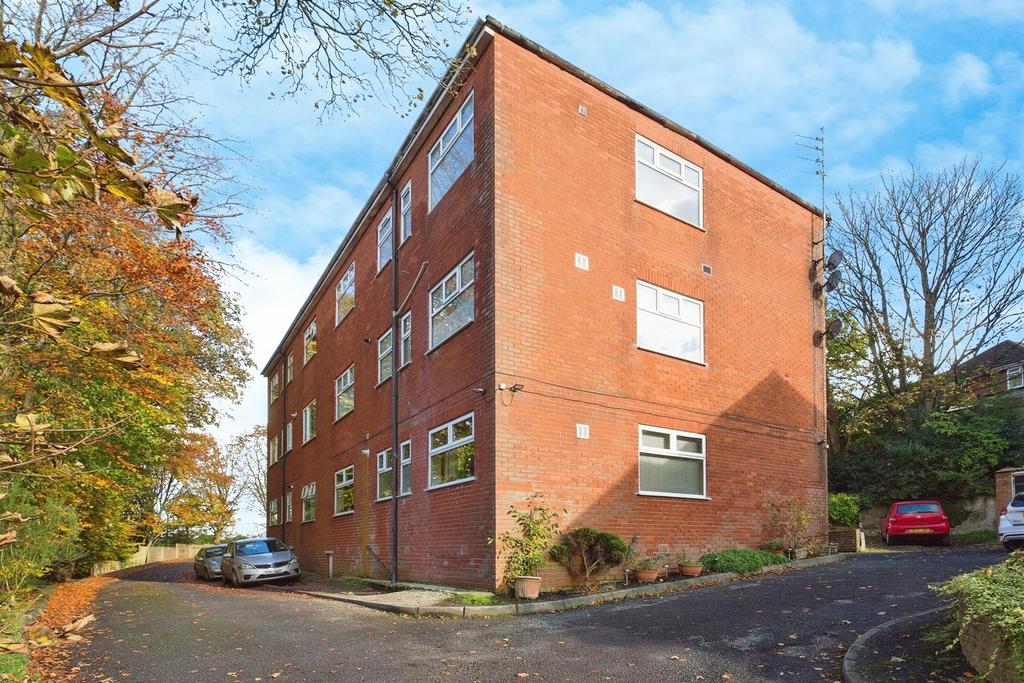 Lowther Close, Prestwich, Manchester, M25 2 bed apartment £800 pcm (£