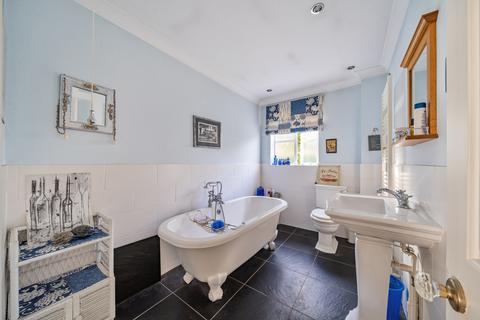 5 Reed Place, West Byfleet, KT14 6AX