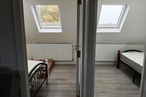 2 bedroom flat to rent - Hayes , UB3