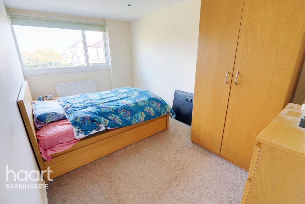 Oaks Lane, Newbury Park 3 bed end of terrace house for sale £425,000