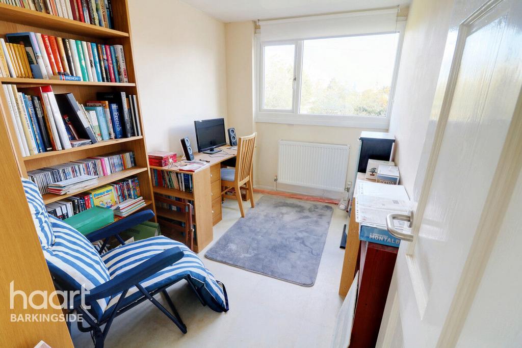 Oaks Lane, Newbury Park 3 bed end of terrace house for sale £400,000