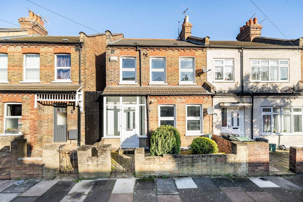 Melrose Avenue, Wood Green, London, N22 3 bed end of terrace house for