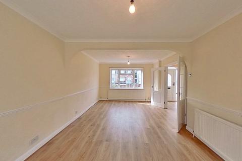 3 bedroom semi-detached house to rent, Lansbury Drive, Hayes UB4