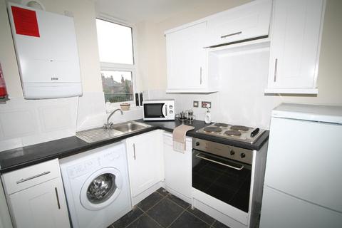 2 bedroom flat to rent, NORTH LANE, Leeds
