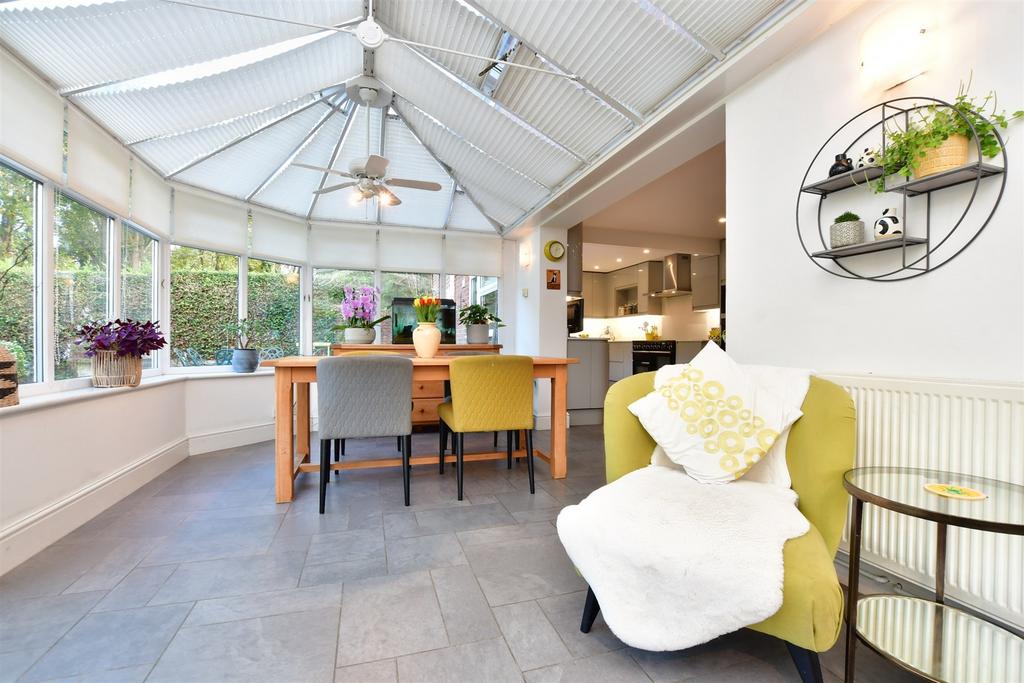 Trundle Mead, Horsham, West Sussex 5 bed detached house for sale £975,000