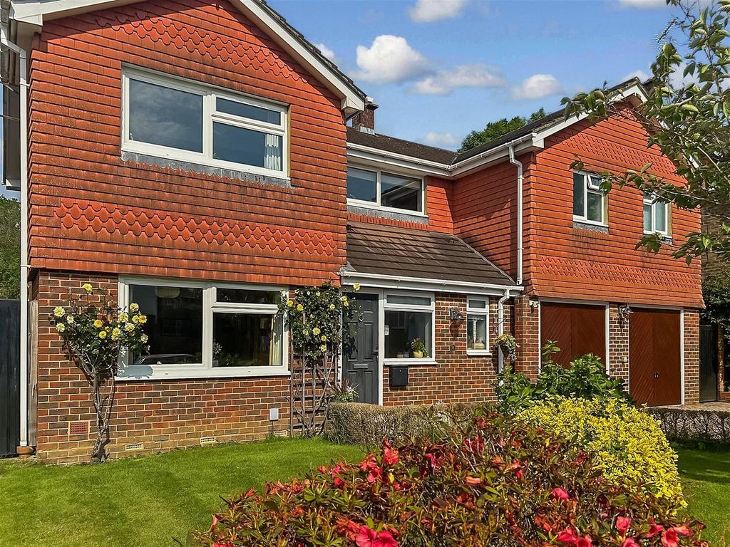 Trundle Mead, Horsham, West Sussex 5 bed detached house for sale £975,000