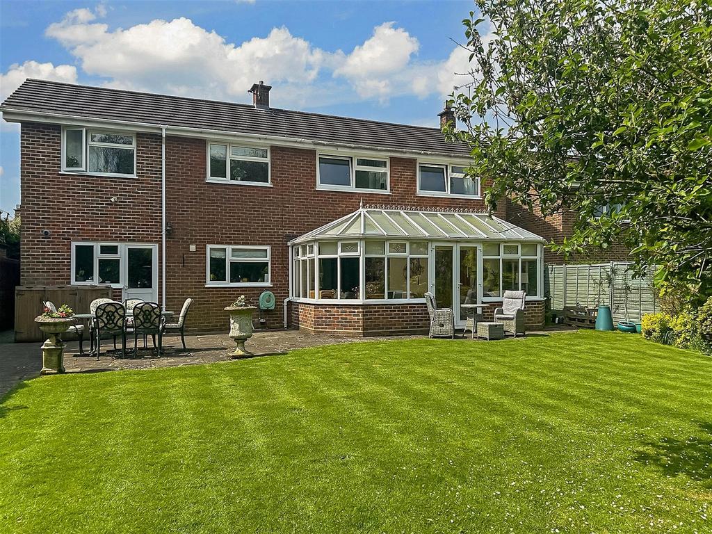 Trundle Mead, Horsham, West Sussex 5 bed detached house for sale £975,000