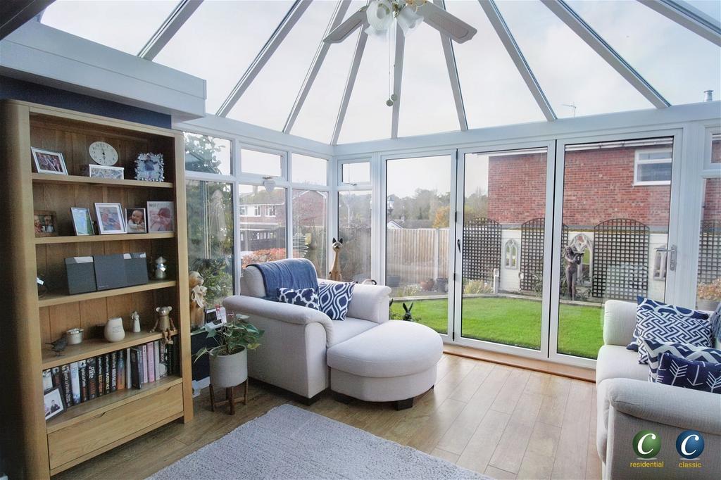 Pinewood Drive, Little Haywood, Stafford, ST18 0NX 3 bed detached