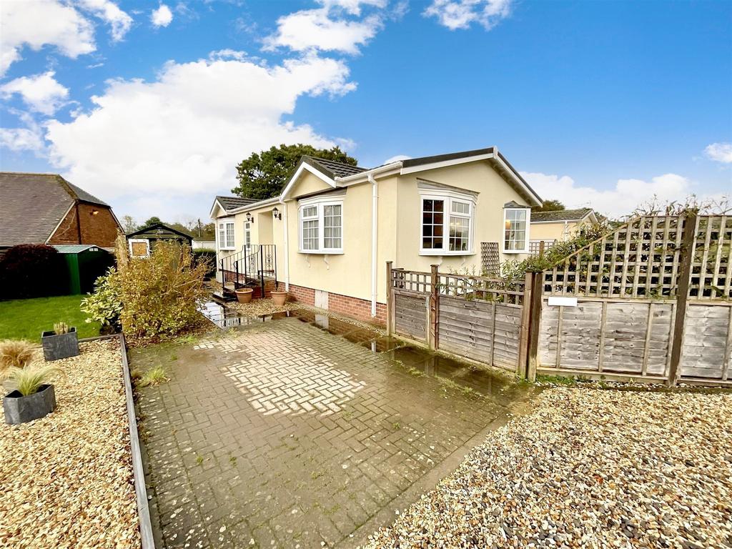 Broadway Park, Petersfield, Hampshire 2 bed park home £200,000
