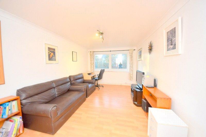Windsor Drive, High Buckinghamshire, HP13 2 bed apartment for sale £210,000