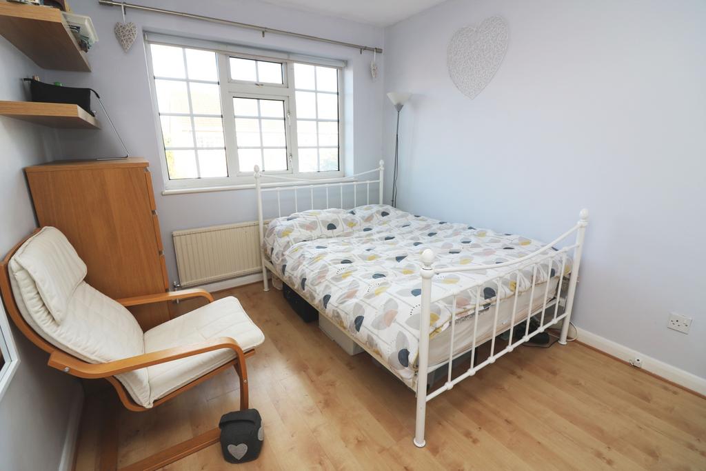 6 Moorfields Close B4