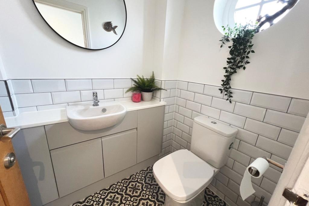 6 Moorfields Close WC