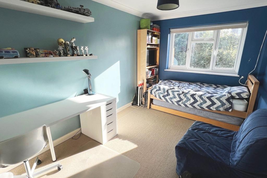 6 Moorfields Close B2