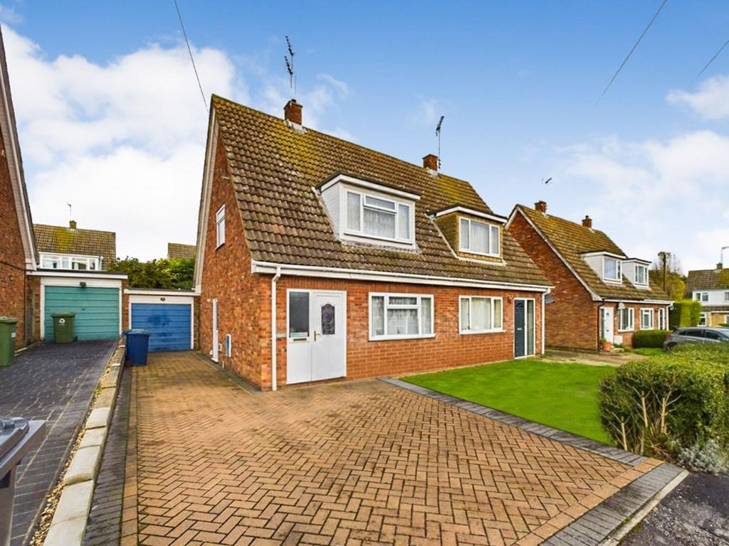 Manor Drive, Sawtry, Huntingdon. 2 bed semidetached house for sale £249,995