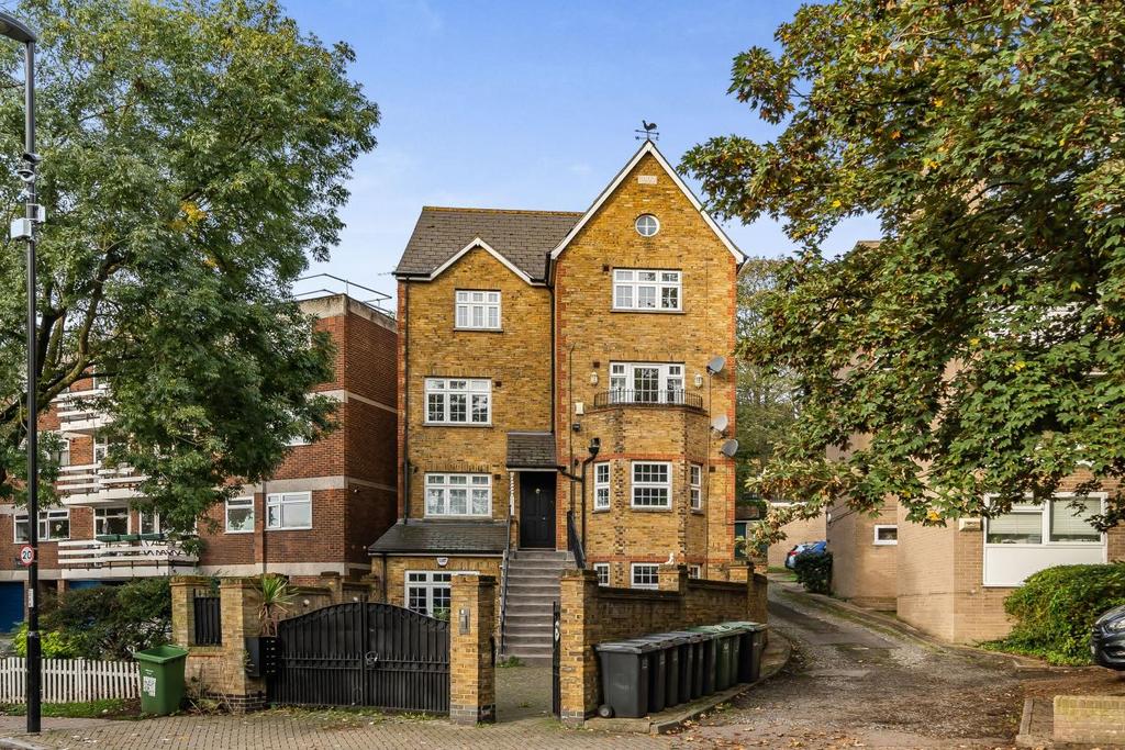 Honor Oak Road, Forest Hill 2 bed flat for sale £375,000