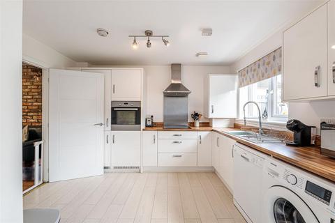 81 Bisset Place, Bathgate, EH48 2XR