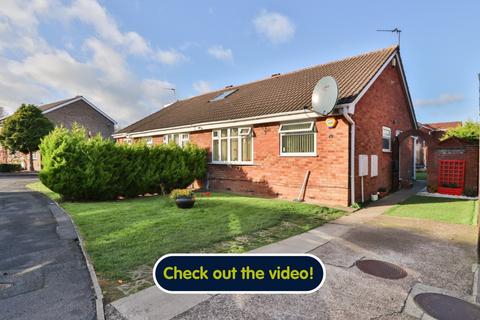 2 bedroom semi-detached bungalow for sale - Evergreen Drive, Hull, HU6 7YD