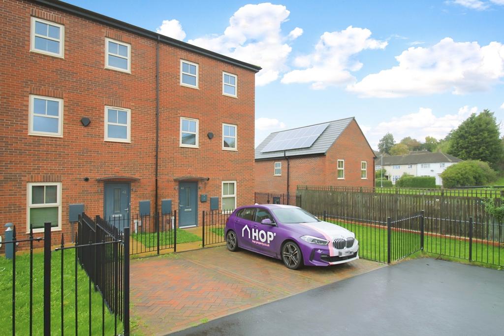 Cardwell Road, Seacroft, Leeds, LS14 2 bed townhouse to rent £850 pcm